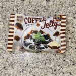 セブンイレブンのお菓子コーナーでみつけた【コーヒーゼリー〈袋〉】を買ってみました。 最近期間限定味のチロルチョコを買うのにハマっているのですが、こちらも2025
