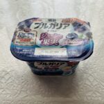 セブンイレブンで1個買うともう1個もらえるキャンペーンで、後日使えるお持ち帰り限定無料引換券で、【明治ブルガリアヨーグルトジューシーブルーベリー】と引き換えてき