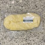 セブンイレブンのパンコーナーでみつけた【もちもち食感カスタードブレッド】を買ってみました。 こちらは先日発売されてすぐに試して美味しかったので、今回リピートしま