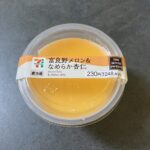 セブンイレブンで購入した「富良野メロン＆なめらか杏仁」、これが本当に想像以上の美味しさでした！ 鮮やかなメロン色の見た目からして爽やかで、開けた瞬間からふわっと