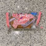 セブンイレブンのパンコーナーでみつけた【かにぱん】を買ってみました。 先日子供の頃ぶりに買って食べて、記憶の味よりも何倍も美味しく感じてびっくりしました。 普通