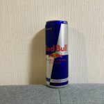 セブンイレブンで見かけた、ひときわ目を引く「レッドブル（473ml缶）」──その圧倒的なサイズ感に思わず笑ってしまい、面白半分で購入してしまいました！笑 普通の