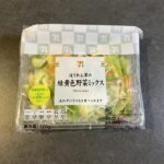 セブンイレブンで購入した「ほうれん草の緑黄色野菜ミックス」を試してみました！ 袋を開けるとレタスやキャベツのシャキシャキ感に加え、きゅうりやにんじん、枝豆、紫玉