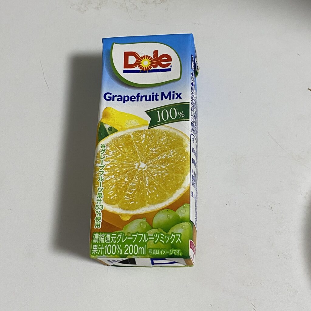 LAWSONのドリンクコーナーでみつけた【Dole® グレープフルーツミックス 100%】を買ってみました。 先日、LAWSONでまとめ買い割引をしていて久しぶ
