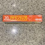 セブンイレブンのキッチン用品コーナーでみつけた【サランラップ 22cm×20m】を買ってみました。 サランラップは生活必需品ですが、たまたま切らしてしまっていた
