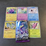 セブンイレブンで購入した「バイオレットex」パックから引き当てたフラエッテのカード。 開封してまず目を引いたのは、花々に囲まれて優雅に舞うアートの美しさ。カード