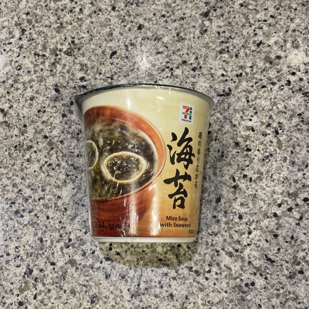 セブンイレブンのインスタント食品コーナーでみつけた【カップみそ汁 海苔 10.2g】を買ってみました。 先日こちらを購入しておいしかったので、リピートです。 カ