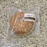 セブンイレブンのパンコーナーでみつけた【こしあんドーナツ】を買ってみました。 こしあんドーナツという名前ではありますが、パンコーナーの一部のドーナツコーナーでも