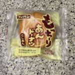 セブンイレブンのパンコーナーでみつけて【もっちりあんドーナツこしあん】を買ってみました。 ドーナツですが並んでいたのはパンとパンに挟まれたパンの棚でした。 わた