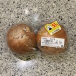 ファミリーマートの野菜コーナーでみつけた【兵庫県産　玉ねぎ　2個】を買ってみました。 先日も値引きがされていて、今回もまた値引きシールがついていたので、お水など