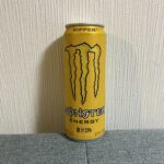 セブンイレブンで手に取った「モンスターエナジー Ripper」。鮮やかなイエローの缶が南国の太陽を思わせ、見た目からして元気をくれそうな一本です！ プルタブを開