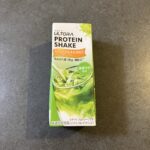 ファミリーマートで手に取ったのは、「ULTORA PROTEIN SHAKE 抹茶ラテ風味」。グリーンのパッケージが目を引き、なんとなく惹かれて試してみた1本で