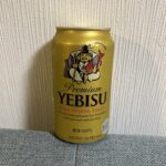 セブンイレブンで手に取ったのは、黄金色の缶がひときわ存在感を放つ「エビスビール」。 創業1890年から続く歴史を感じさせるデザインと、「麦芽100%」の文字がプ