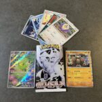 セブンイレブンで購入した拡張パック「ホワイトフレア」から、AR仕様のクルマユが出ました！ 花や葉に囲まれてちょこんと座る姿がとても可愛らしく、鮮やかな色彩と優し