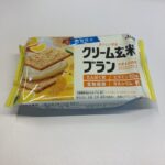 セブンイレブンで購入した「クリーム玄米ブラン 甘夏＆日向夏」は、おやつタイムにもぴったりなヘルシースナックでした！ ザクザクとした香ばしい玄米ブラン生地に、爽や