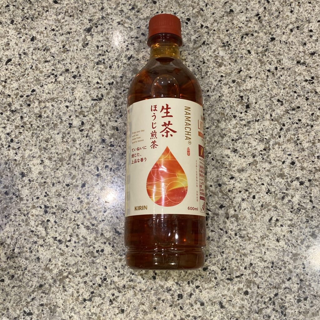 ファミリーマートのドリンクコーナーでみつけた【生茶　ほうじ煎茶】を買ってみました。 前回、ファミリーマートのキャンペーンの『1個買うと、1個もらえる』の対象商品