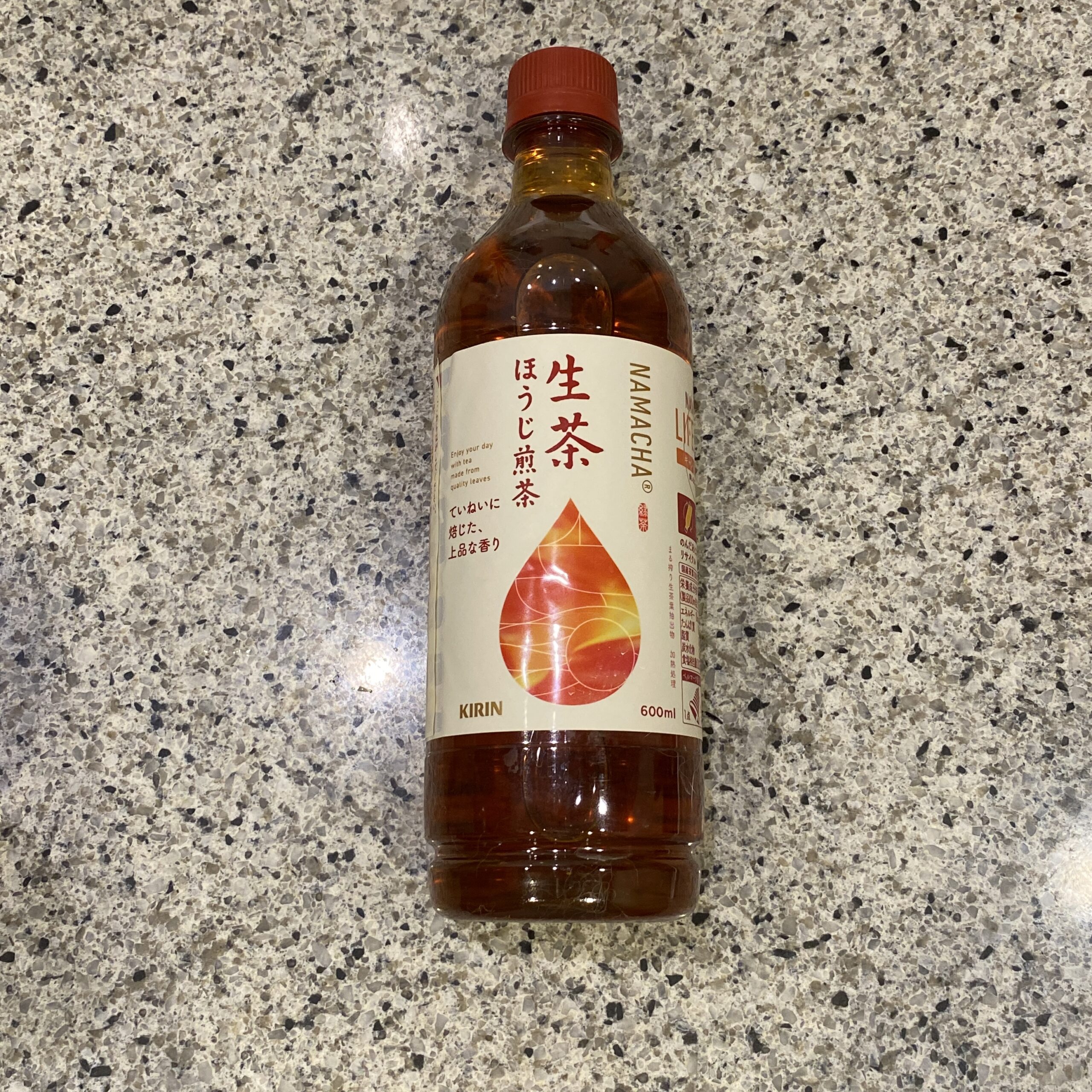 ファミリーマートのドリンクコーナーでみつけた【生茶　ほうじ煎茶】を買ってみました。 前回、ファミリーマートのキャンペーンの『1個買うと、1個もらえる』の対象商品