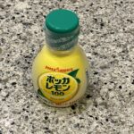 セブンイレブンの調味料コーナーでみつけた【ポッカレモン100】を買っていました。 食べ物に酸味を足して、酸っぱくして食べるのがだいすきなので、レモン系の果汁は家