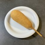 セブンイレブンで購入したアメリカンドッグを久しぶりにいただきました。ふんわり厚めの衣はほんのり甘く、香ばしさの中に優しい風味が広がります！ 中のソーセージはしっ