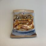 セブンイレブンで購入した「ふかひれスープ」。袋を開けてお湯を注ぐだけで完成する手軽さなのに、見た目からして本格的な中華スープの雰囲気が漂います！ 湯気とともに立