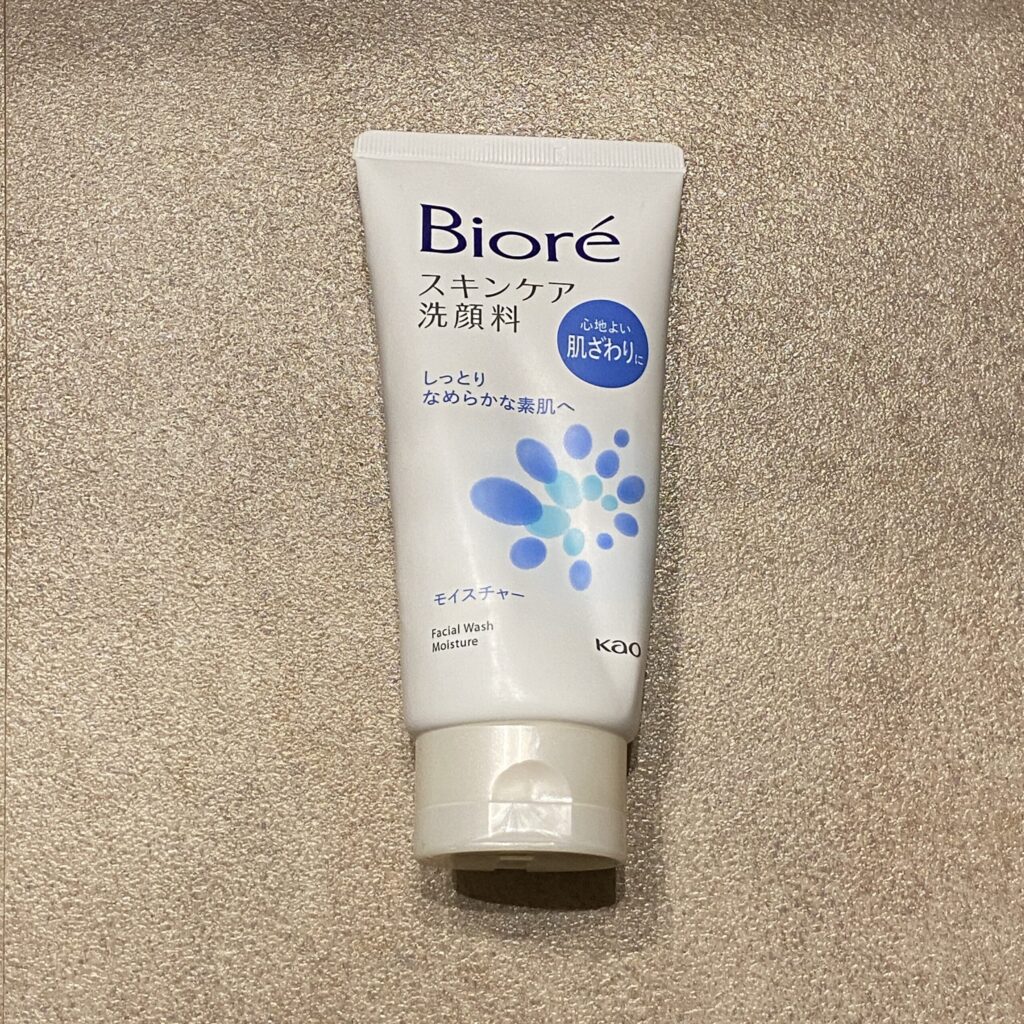 セブンイレブンの日用品コーナーでみつけた【ビオレスキンケア洗顔料】を買ってみました。 お気に入りの洗顔フォームは別のメーカーであるのですが、そちらを切らしてしま