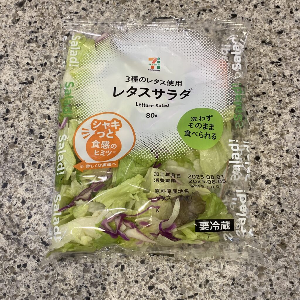 セブンイレブンのカット野菜コーナーでみつけた【７プレミアム　レタスサラダ】を買ってみました。 カット野菜コーナーに何種類かあるサラダのうち、レタスオンリーのタイ