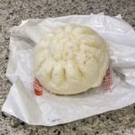 セブンイレブンのレジの横のホットスナックコーナーの横にある中華まんでみつけた【ふんわり×ごろっと　肉まん】を買ってみました。 7月の初旬ころにはもう中華まんのコ