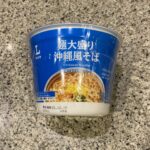 LAWSONのカップラーメンコーナーでみつけた【麺大盛り　沖縄風そば】を買ってみました。 LAWSONオリジナル商品の沖縄そばのインスタント麺をみつけました！ 