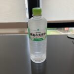 ファミリーマートで購入した「宮崎県 霧島の天然水」。 ひと口含むと、口当たりはまろやかですが、後味にほんのりとした硬水特有のコクが残り、飲みごたえがあります。 