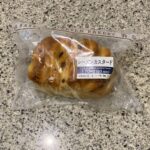 セブンイレブンのパンコーナーでみつけた【レーズンカスタード】を買ってみました。 カスタードクリーム好きにはたまらない、だいすきなパンのひとつです。 クリームパン