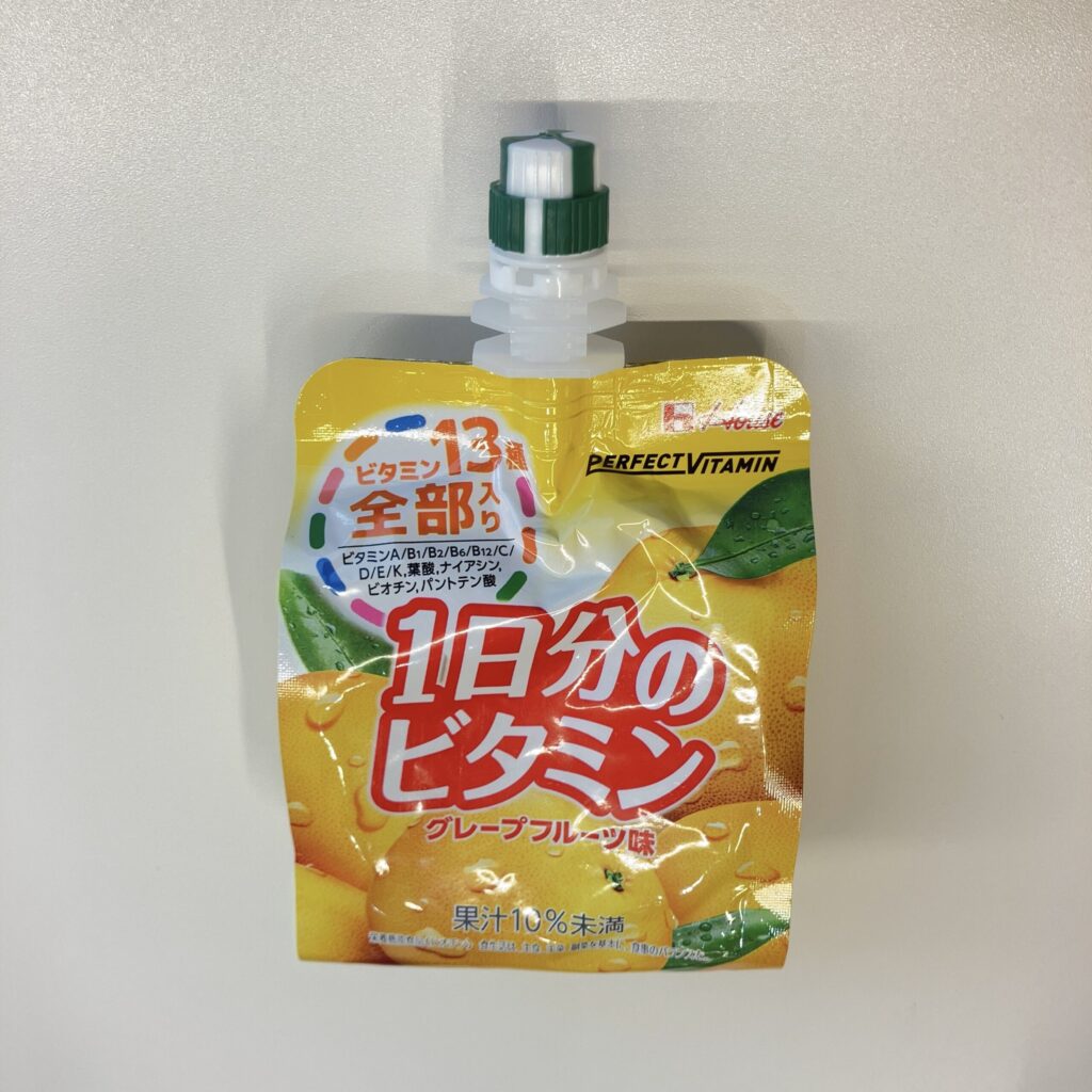 セブンイレブンで見つけた「1日分のビタミン グレープフルーツ味」は、忙しい朝やちょっと疲れたときにぴったりのゼリードリンク。 パッケージに大きく書かれた「ビタミ