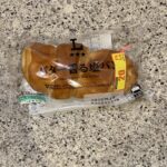 LAWSONのパンコーナーでみつけた【バター香る塩パン】を買ってみました。 塩パン好きなので迷わずにカゴに入れてしまったのですが、ちょっと期待ハズレだったかもし