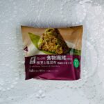 ローソンで【たっぷり食物繊維が摂れる枝豆と塩昆布おにぎり(国産もち麦入り)】がヘルシーそうで、枝豆も好きなので気になって買ってみました。 お値段は181円（税込