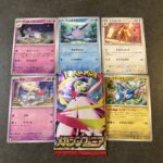 セブンイレブンで購入した拡張パック「メガシンフォニア」から、マンタインが登場しました！ 水中をのびのびと泳ぐ姿と、背中に乗ったテッポウオの組み合わせがとても可愛