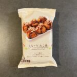 ローソンで購入した冷凍の「とろ〜りたこ焼き」。レンジで温めるだけと手軽なのに、仕上がりは想像以上に本格的でした！ 外側はほどよく焼き目がついて香ばしく、中はふわ