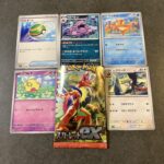 セブンイレブンで購入した拡張パック「スカーレットex」から、ベトベトンが登場しました！ 毒々しい紫色の体と不気味な水面の背景がマッチしていて、見た目からして威圧