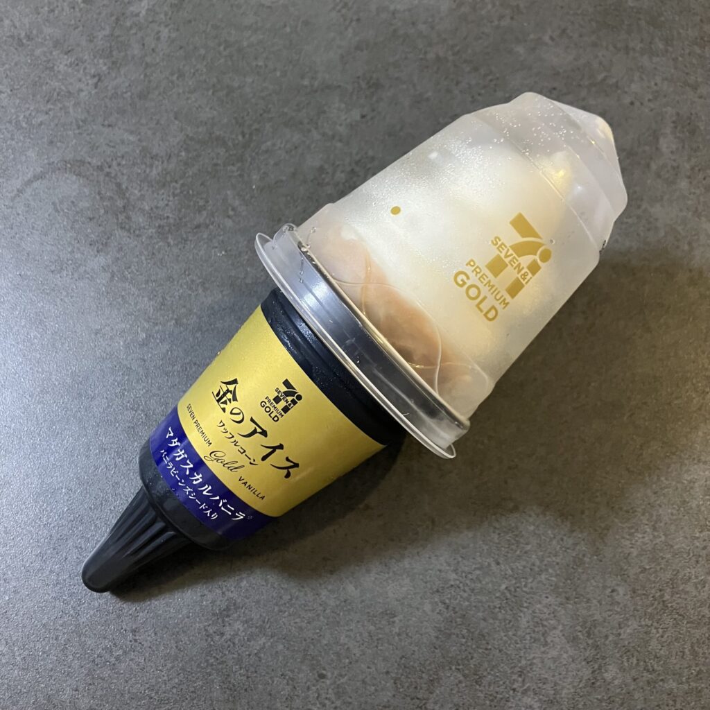 セブンイレブンで見つけた「金のアイス　ワッフルコーン」を手に取ってみました！ 金色のパッケージから漂う高級感に惹かれ、自然とレジへ足が向いてしまう一品です&#x