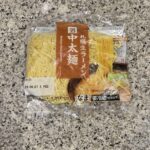 セブンイレブンの冷蔵コーナーでみつけた【７プレミアム　札幌生ラーメン　中太麺】を買ってみました。 最近セブンプレミアムのこちらの生麺（中太麺・細麺）と、ラーメン