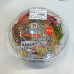 セブンイレブンで新発売されていた「胡麻香る豆乳担々そば」。彩り豊かな見た目に惹かれて購入しました！ 胡麻と豆乳を合わせたスープは、ひと口すすった瞬間にまろやかな