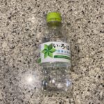 セブンイレブンのドリンクコーナーでみつけた【い・ろ・は・す　天然水　３４０ＭＬ】を買ってみました。 ご飯屋さんでの食事の後だったのですが、食後にお水を頂こうとし