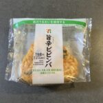 セブンイレブンで手に取った「旨辛ビビンバおにぎり」。そのままでも香り豊かですが、レンジで温めると一気に食欲をそそる香ばしさが立ちのぼります！ 手に持った瞬間、ほ