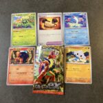 ローソンで手に入れた「スカーレットex」パックを開封して、思わぬ実用性にワクワクしたのが、こちらのトレーナーズカード「岩のむねあて」です！ イラストにはゴツゴツ