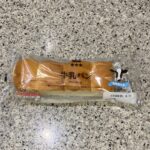 LAWSONのパンコーナーでみつけた【牛乳パン】を買ってみました。 家から遠いためなかなかLAWSONには行けないのですが、久しぶりにいってみたら、まさかの牛乳