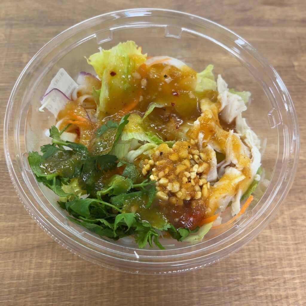 コンビニ セブンイレブン 蒸し鶏とパクチーのピリ辛フォーサラダ