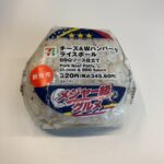 セブンイレブンで新発売の「チーズ＆Wハンバーグライスボール BBQソース仕立て」を見かけ、気になって手に取りました。 パッケージの“メジャー級グルメ”という文字