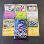 セブンイレブンで購入した拡張パック「バイオレットex」を開封したところ、ビビヨンが登場しました！ 柔らかな色彩で描かれた羽の模様がとても美しく、背景の花びらと光