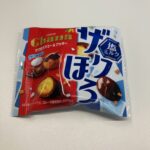 セブンイレブンで見つけたロッテ「Ghana ザクほろ&amp;シュークッキー〈塩ミルク〉」。袋を開けた瞬間、甘く香ばしいチョコの香りがふわっと広がります！ 見た