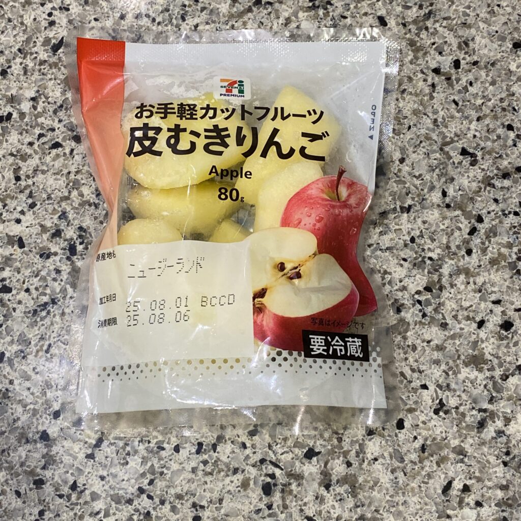 セブンイレブンのカット野菜コーナーでみつけた【７プレミアム皮むきりんご】を買ってみました。 セブンイレブンのビニールパウチに入ったカットフルーツのシリーズで、パ
