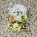 セブンイレブンのカット野菜コーナーでみつけた【７プレミアム　レタスサラダ】を買ってみました。 サラダやカット野菜コーナーに何種類かある袋タイプのサラダのうち、レ