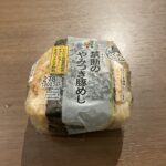 セブンイレブンで購入した「禁断のやみつき豚めし」は、名前の通り一口食べた瞬間から背徳感がこみ上げてくるギルティな美味しさでした！ 温めるとにんにくの香りがふわっ